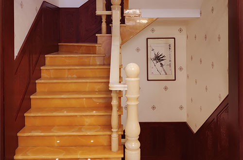 吐鲁番中式别墅室内汉白玉石楼梯的定制安装装饰效果